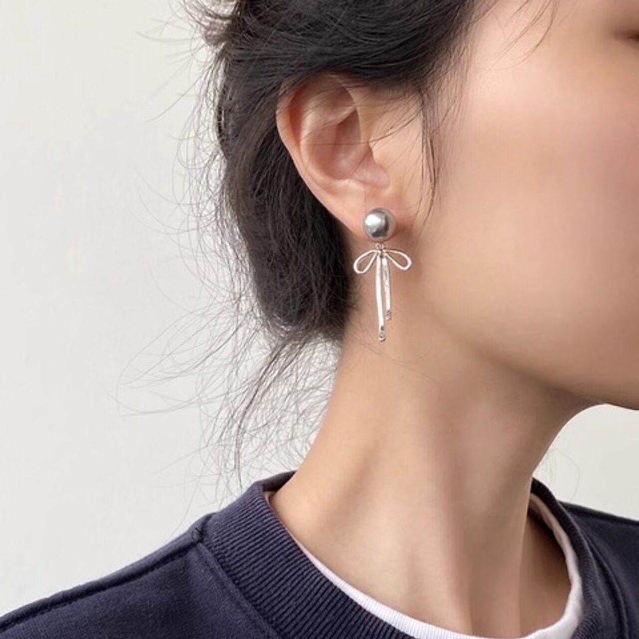 骨格ウェーブ 2wayリボンキャッチ グレーパールピアス