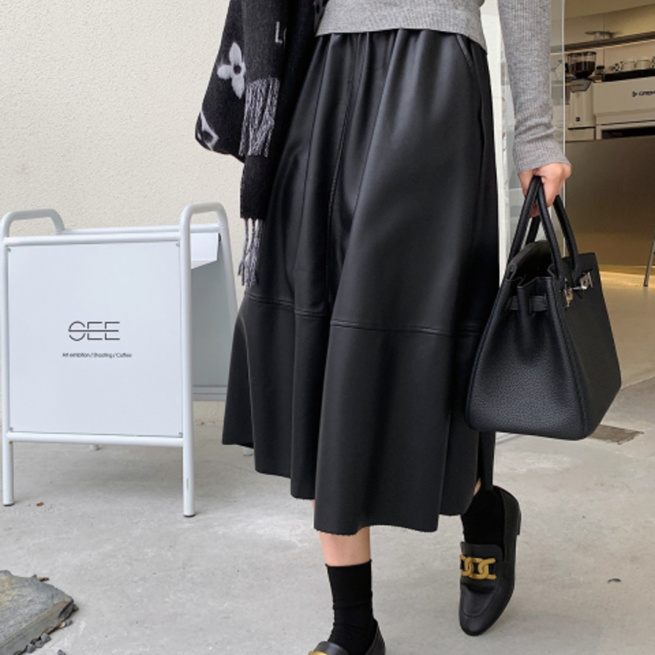 骨格ウェーブ Aラインフレアスカート ハイウエスト フェイクレザー ミモレ丈